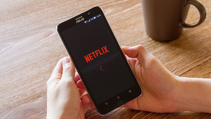 Netflix wird immer öfter in der Öffentlichkeit geschaut - Foto: iStock/kasinv