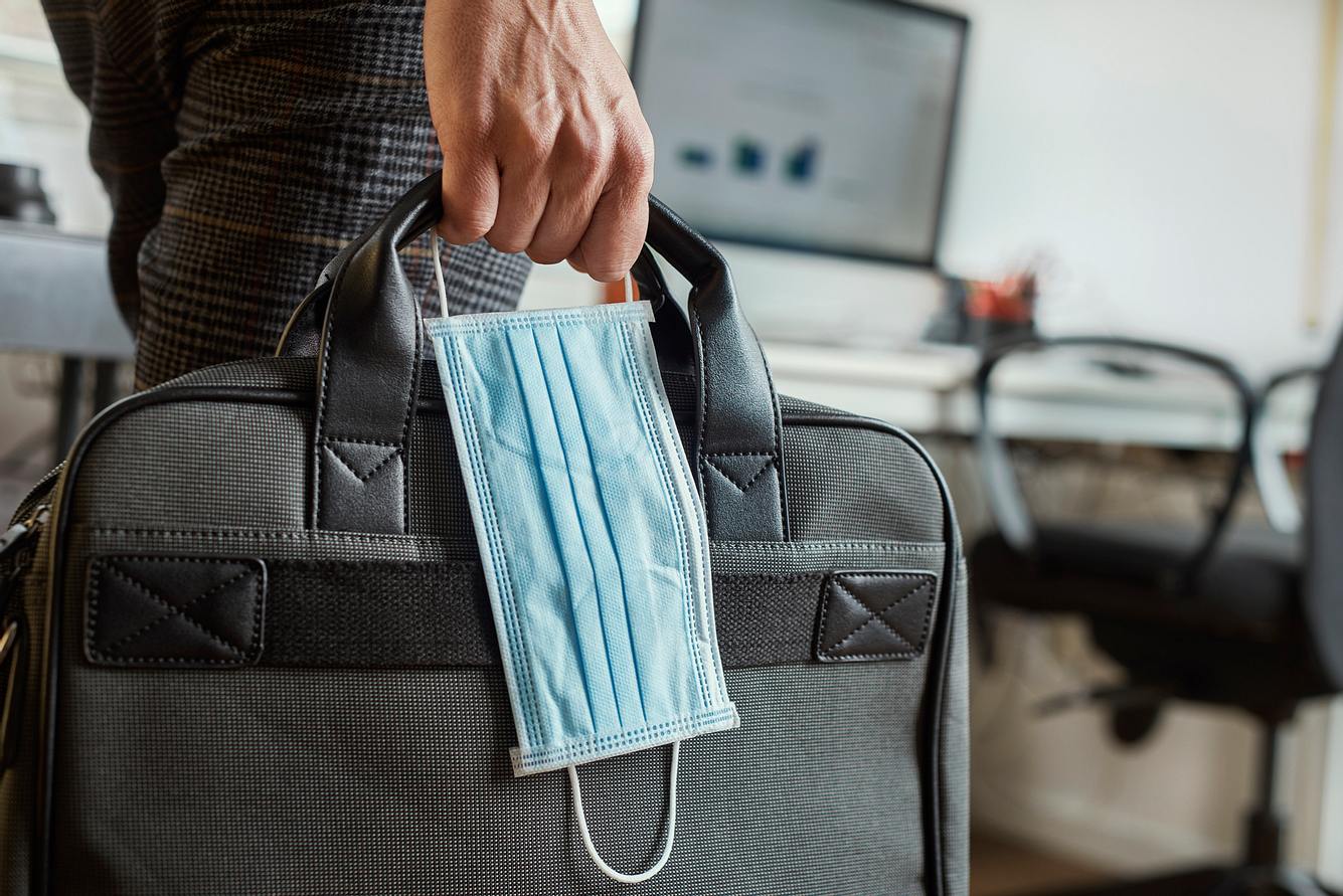 Neue Quarantäne-Regeln seit Sonntag Mann mit Tasche und Mund-Nasen-Schutz