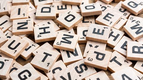 Spielsteine von Scrabble - Foto: iStock / Juanmonino