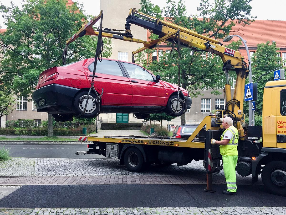 Auto wird abgeschleppt