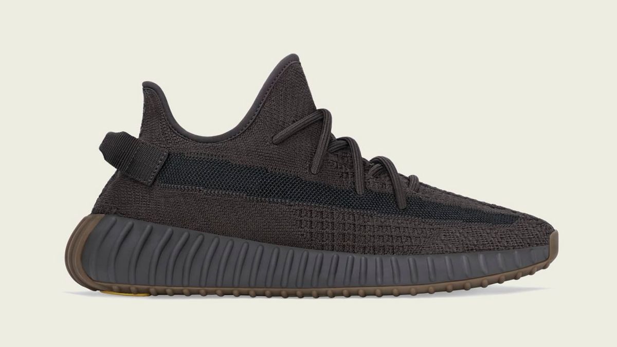 Seitenansicht vom neuen Yeezy 350 V2 Cinder