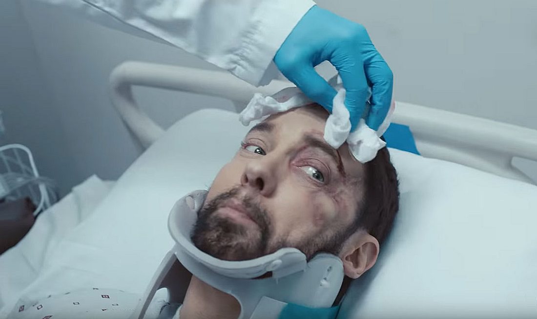 Neues Video sorgt für Millionen-Hype: Mike Tyson knockt Eminem aus Eminem im Krankenhaus