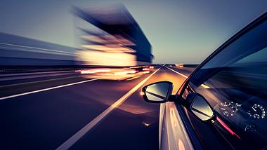 Auto fährt schnell, Detail-Bild  - Foto: iStock / gehringj