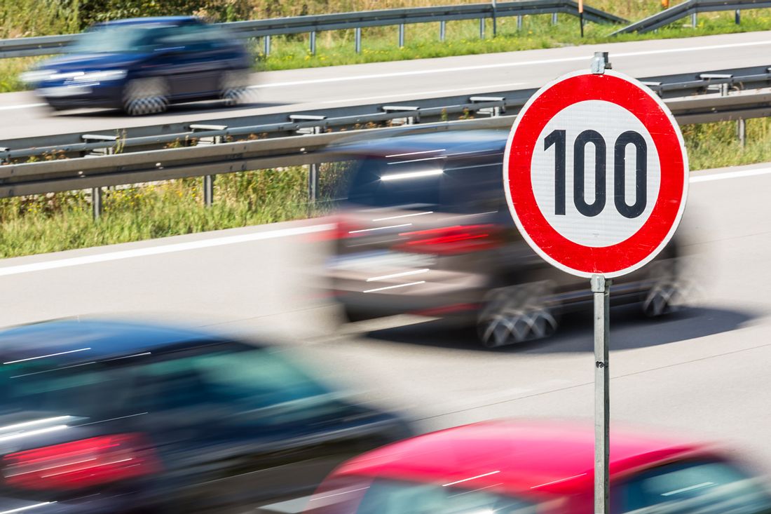 Niederlande führt Tempo 100 ein Tempo-100-Schild auf Autobahn
