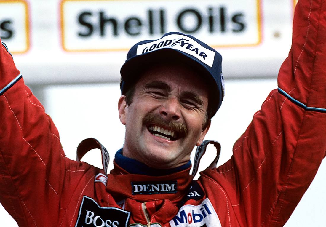 Nigel Mansell reißt auf dem Siegertreppchen beide Arme hoch