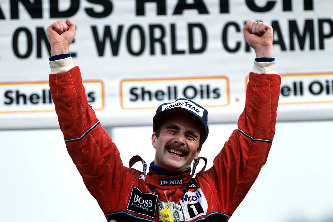 Nigel Mansell 1986 Nigel Mansell reißt auf dem Siegertreppchen beide Arme hoch