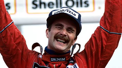 Nigel Mansell reisst auf dem Siegertreppchen beide Arme hoch - Foto: Getty Images / Paul-Henri Cahier