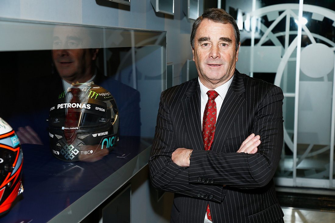 Nigel Mansell im Jahre 2017 Nigell Mansell vor einer Vitrine mit Helmen