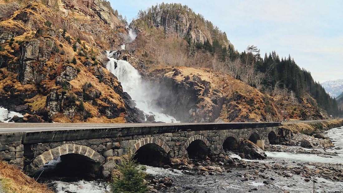 Zwillingswasserfall Latefossen in Norwegen Zwillingswasserfall Latefossen in Norwegen