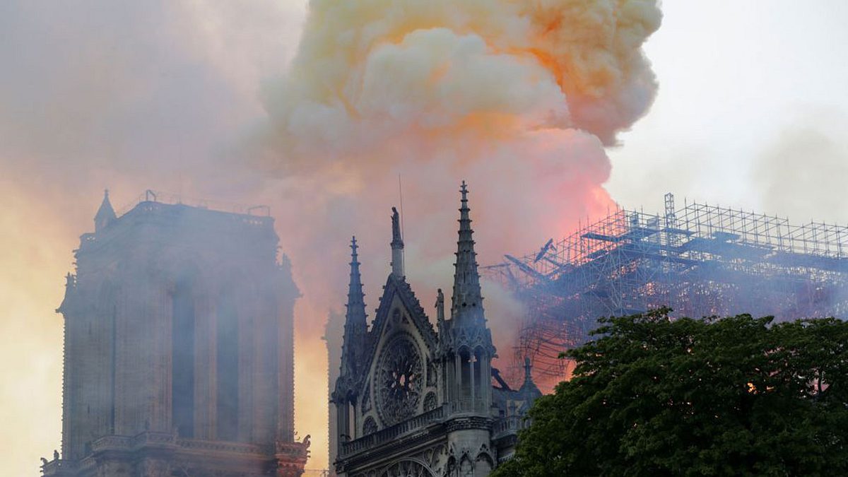 Flammen schlagen aus der Kathedrale Notre-Dame