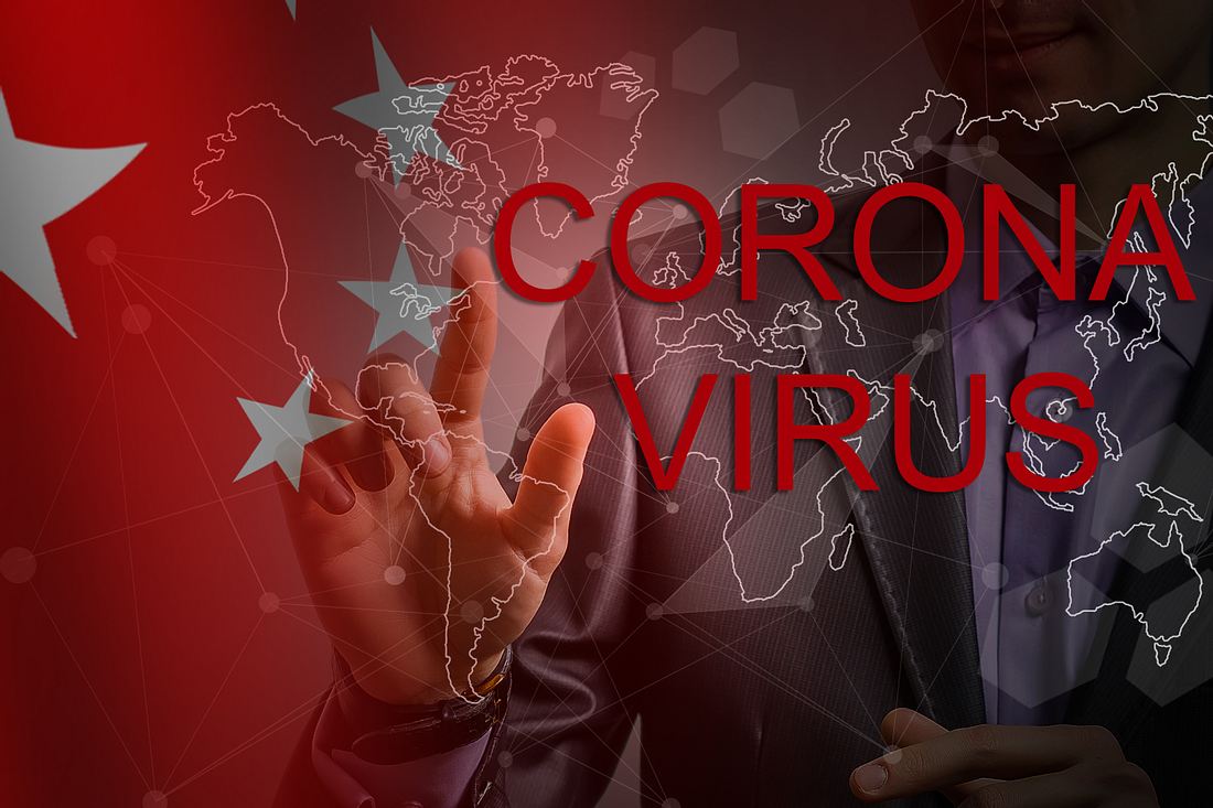 Notstand wegen Coronavirus Mann zeigt mit seiner Hand auf eine digitale Landkarte