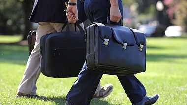 Der Nuclear Football ist immer in der Nähe des US-Präsidenten - Foto: Getty Images / Chip Somodevilla