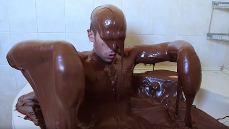 YouTuber Cemre Candar badet in Nutella - Foto: Screenshot YouTube/CemreCandar