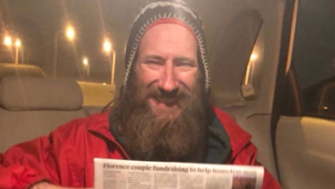 Der Obdachlose Johnny hilft einer jungen Frau