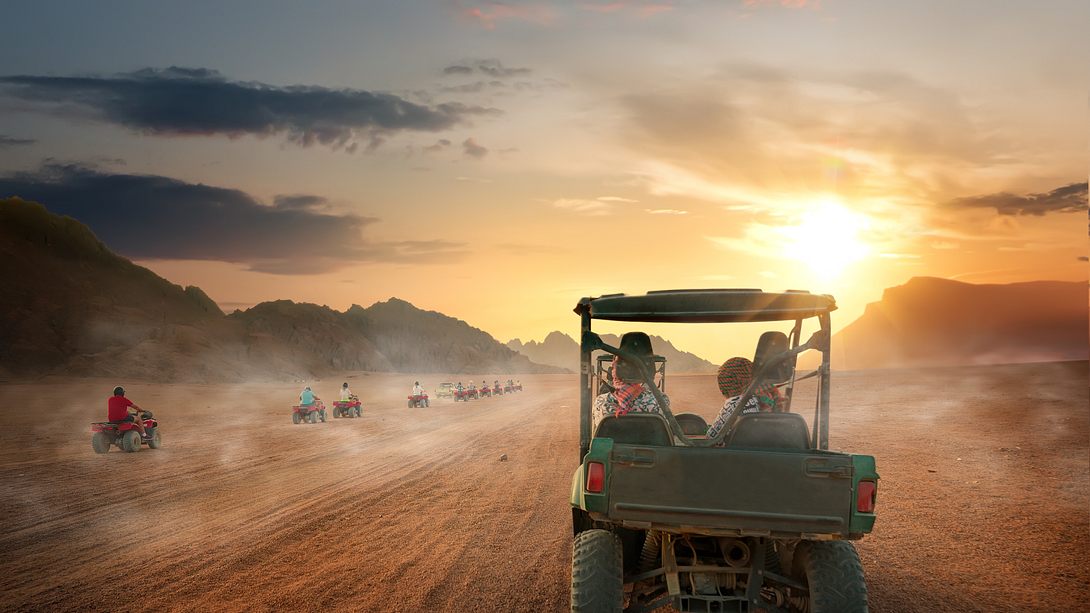 Jeep fährt durch Wüste - Foto: SunExpress