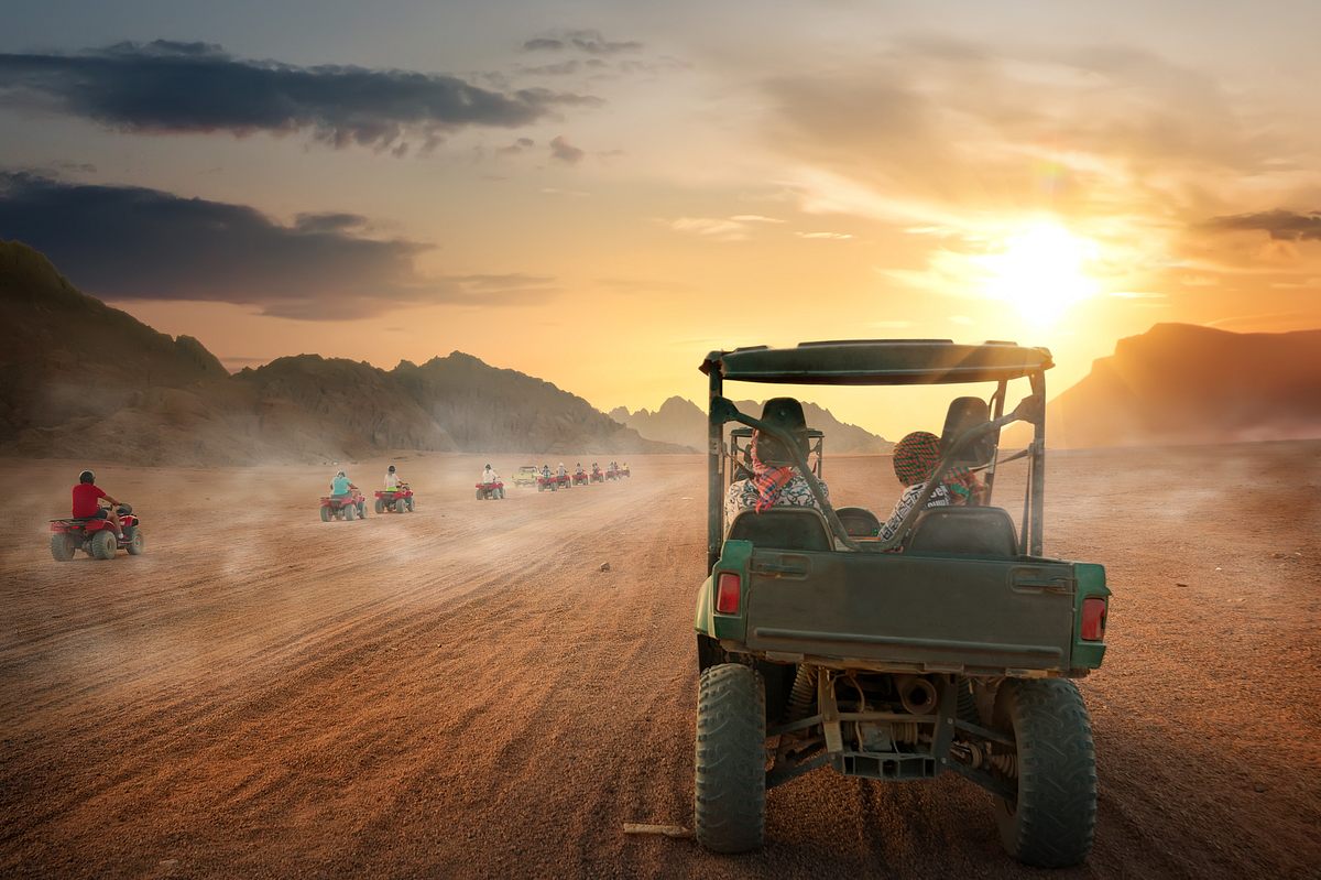 Jeep fährt durch Wüste