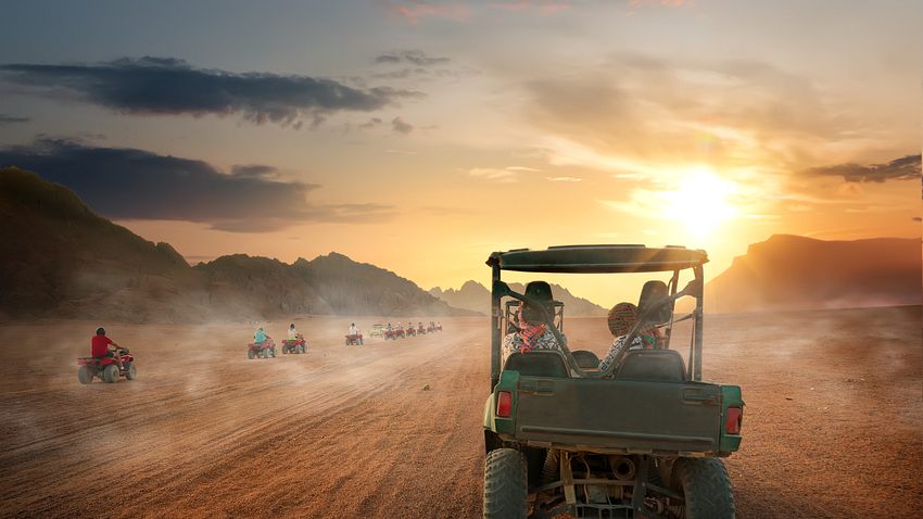 Jeep fährt durch Wüste - Foto: SunExpress