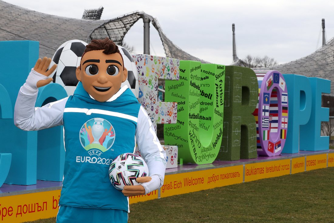 Offiziell: EM 2020 abgesagt Winkendes Maskottchen der EM 2020