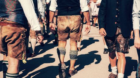 Männer in Lederhosen - Foto: iStock/Nikada