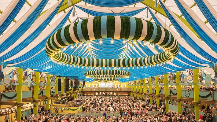 Oktoberfest-Zelt - Foto: iStock/tichr