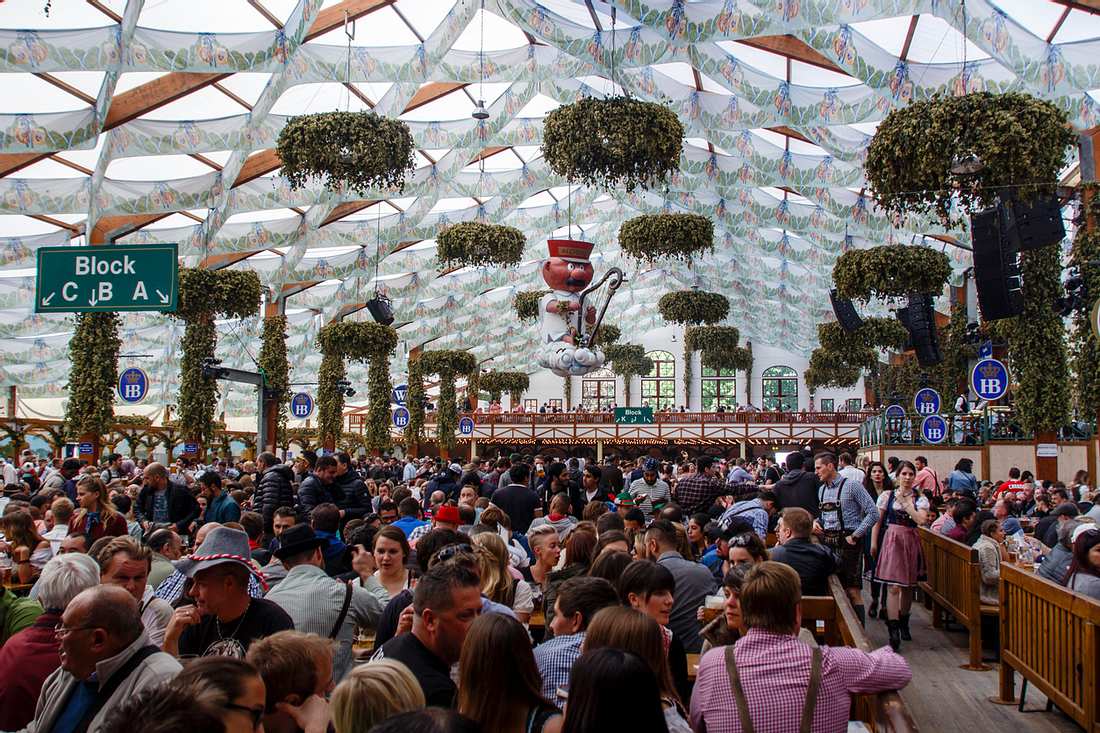 Aloisius wacht über die Gäste im Hofbräuhaus-Festzelt