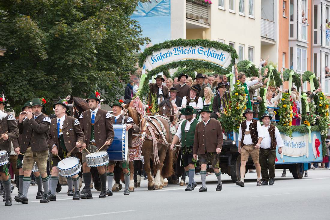 Schon der Wiesn-Einzug ist schick beim Käfer