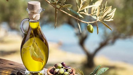 Olivenöl mit eingesaugtem Singvogel - Foto: iStock / ValentynVolkov / Andrew_Howe (Collage Männersache)