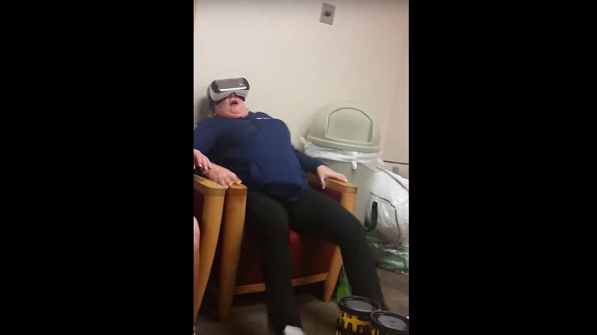 Diese Frau testet Samsungs Virtual-Reality-Brille VR im Krankenhaus