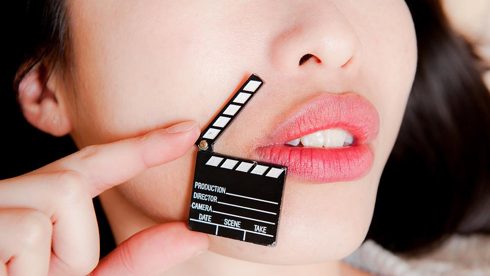 Frau mit Filmklappe - Foto: iStock/fabioderby