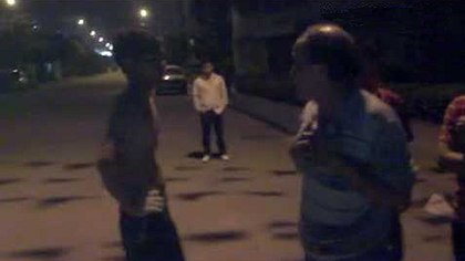 Keine gute Idee: Dieser junge Straßenschläger bekommt gleich eine Lektion von einem 72-Jährigen erteilt - Foto: Screenshot YouTube / Mark Freedom