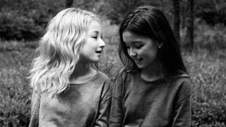 Zwei kleine Mädchen - Foto: X (vormals Twitter)
