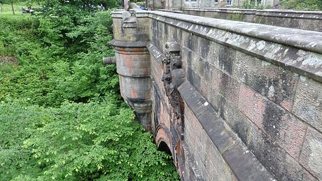 Hunde-Suizid-Brücke beim Overtoun House in Schottland - Foto: Rosser1954/Wikimedia Commons/CC 4.0