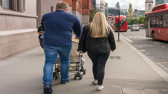 Paar mit Kinderwagen - Foto: iStock / georgeclerk