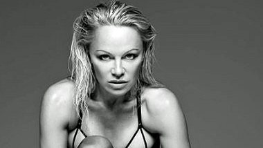 Pamela Anderson posiert in sexy Unterwäsche des Londoner Dessous-Labels Coco de Mer - Foto: instagram/cocodemer