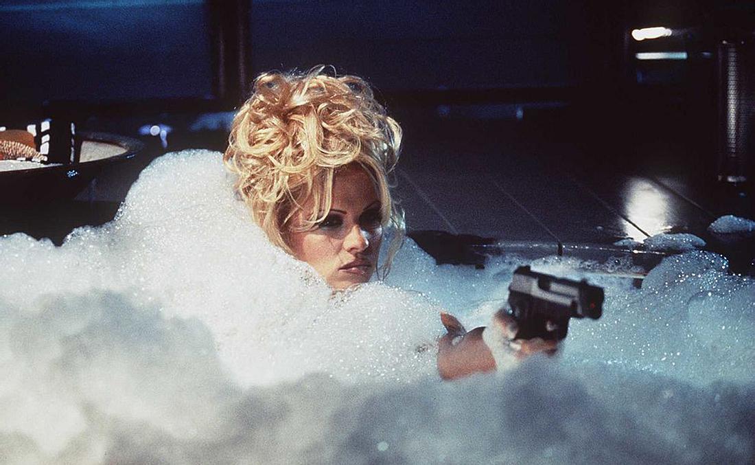 Schießen im Schaumbad? Kein Ding für Pam Anderson! Schießen im Schaumbad? Kein Ding für Pam Anderson!