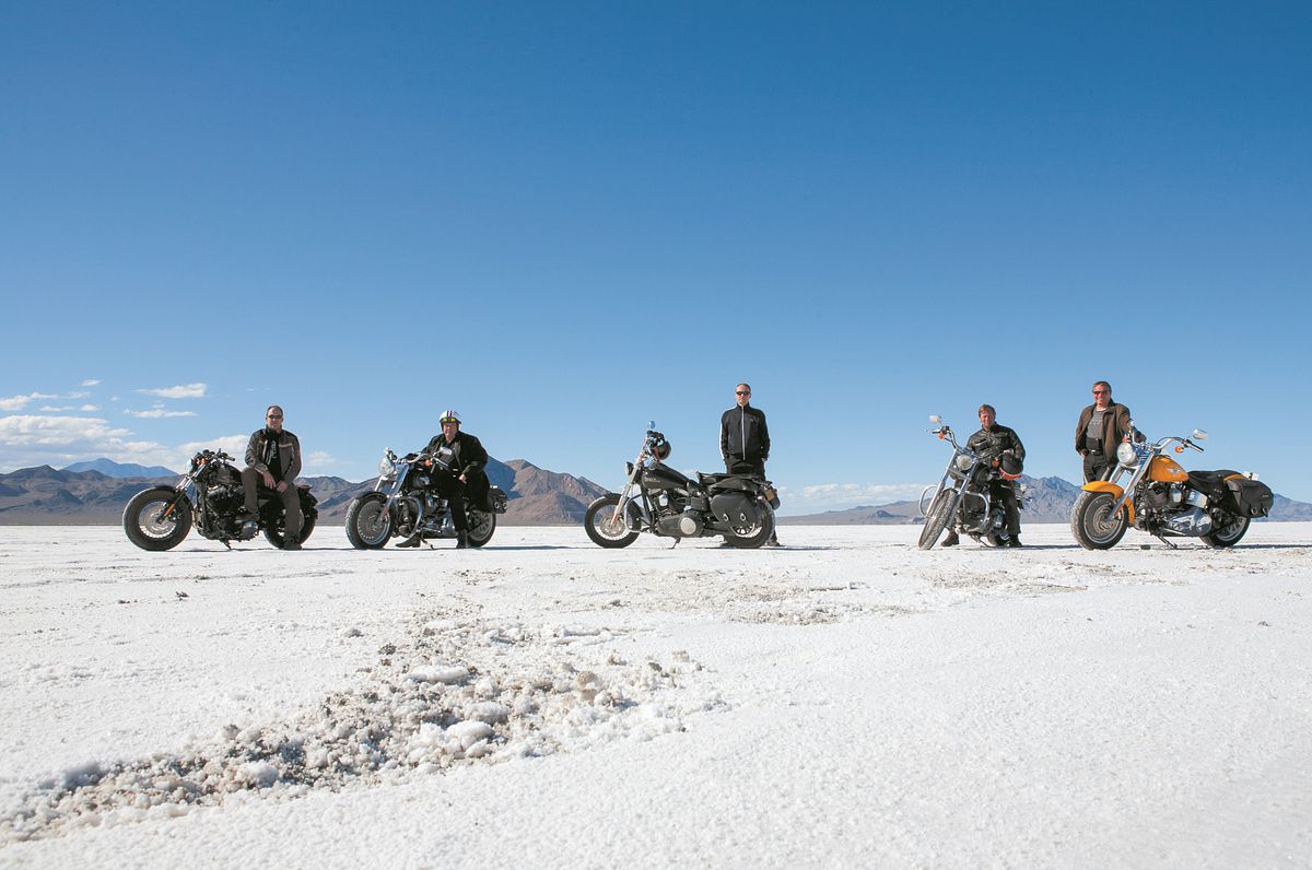 5 Männer auf Motorrädern im Schnee