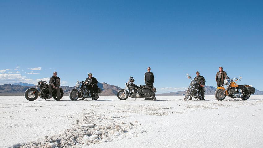 5 Männer auf Motorrädern im Schnee - Foto: Heico Forster und Peter Haller