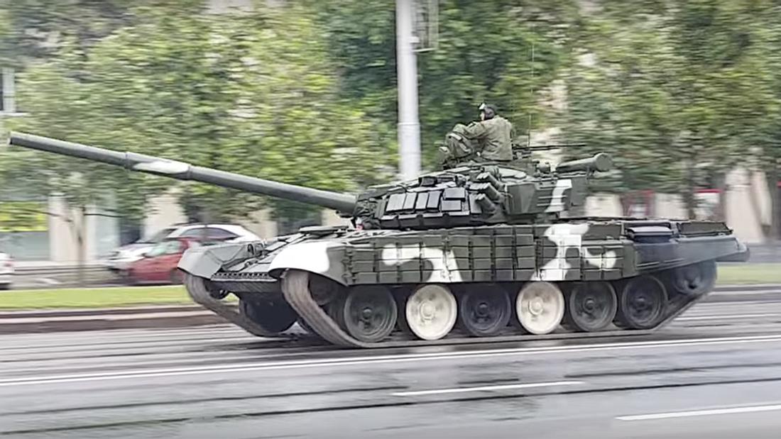 Gescheitertes Drift-Manöver: Russische Soldaten sorgen für einen astreinen Panzer-Fail Panzer-Fail: Russische Soldaten versagen bei einem Drift-Manöver