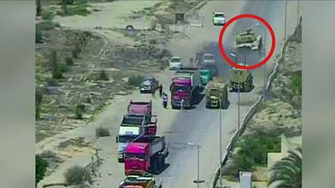 Panzer überfährt Auto mit Sprengstoff: Das ägyptische Militär hat wohl einen Terroranschlag verhindert Terroranschlag verhindert: Ein Panzer überfährt an einem Militärposten ein mit Sprengstoff beladenes Fahrzeug