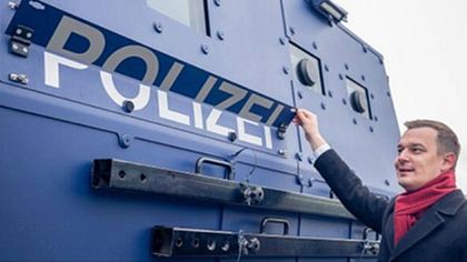 Einfach umklappen: So genial tarnt sich Sachsens neuer Polizei-Panzeerwagen - Foto: twitter/AndreasHüttl