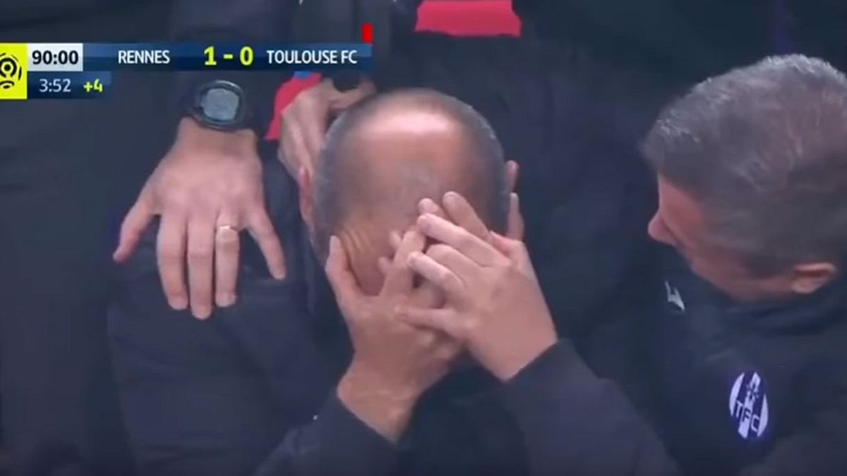 Fußballtrainer Pascal Dupraz wurde im Spiel gegen Stade Renne von einem Papierflieger fast am Kopf getroffen
