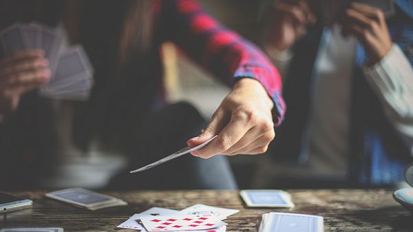 Nahaufnahme: Karten spielen  - Foto: iStock / s:Mladen Zivkovic