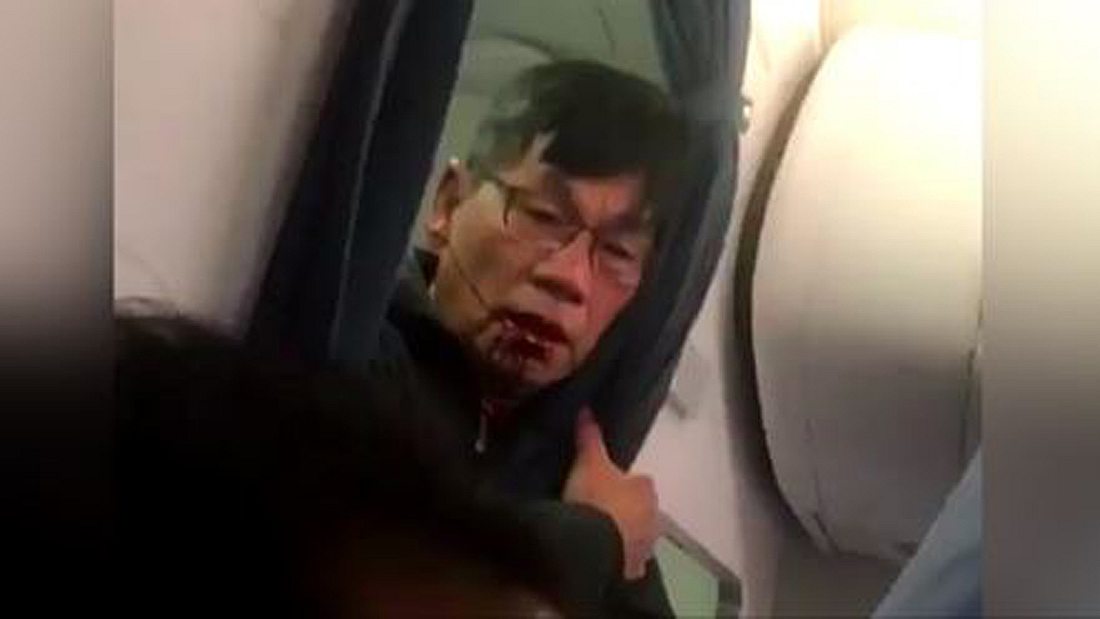 Dieser United-Airlines-Passagier wird von drei Sicherheitskräften der Fluglinie brutal durch den Gang gezehrt