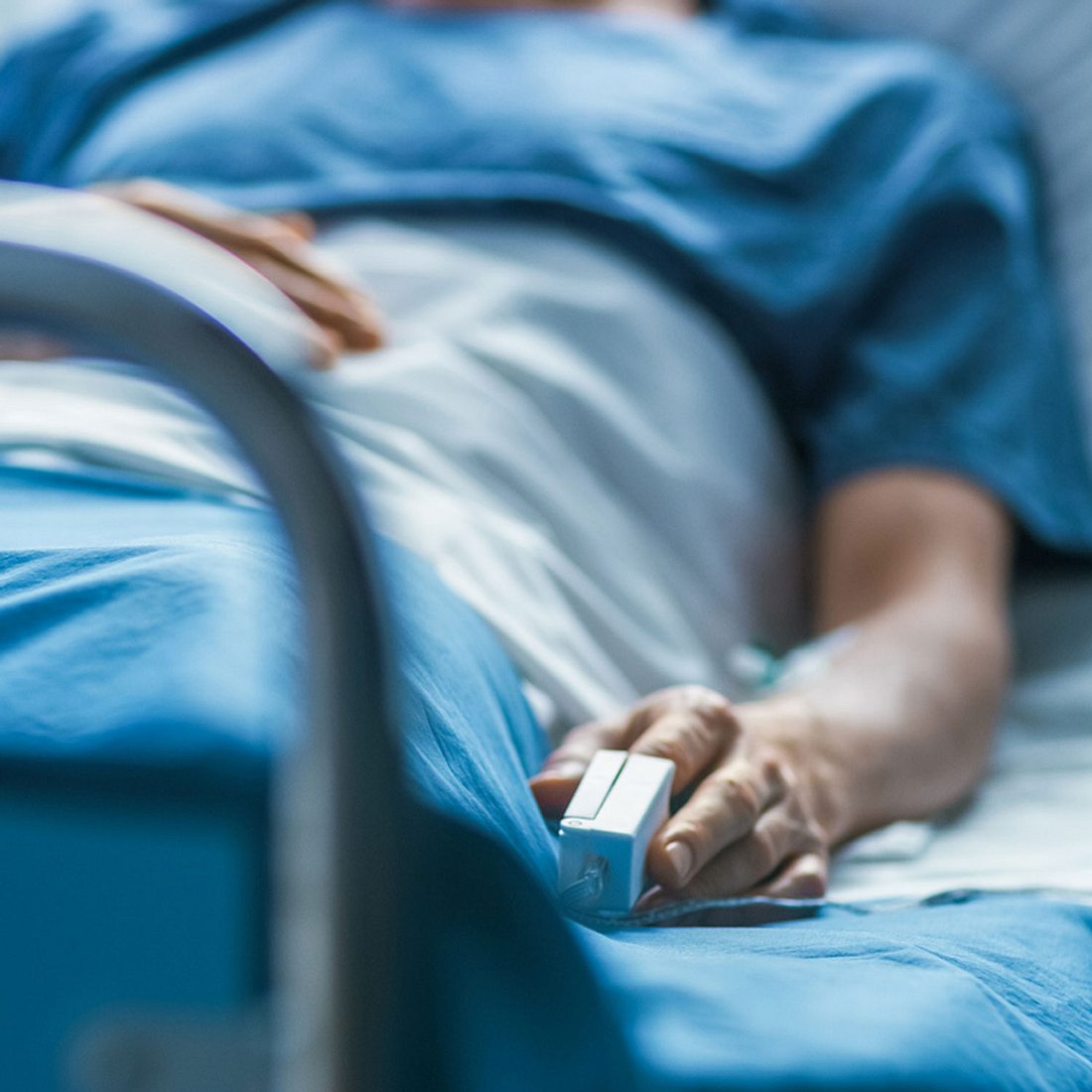 Komapatient erwacht Patient im Krankenbett