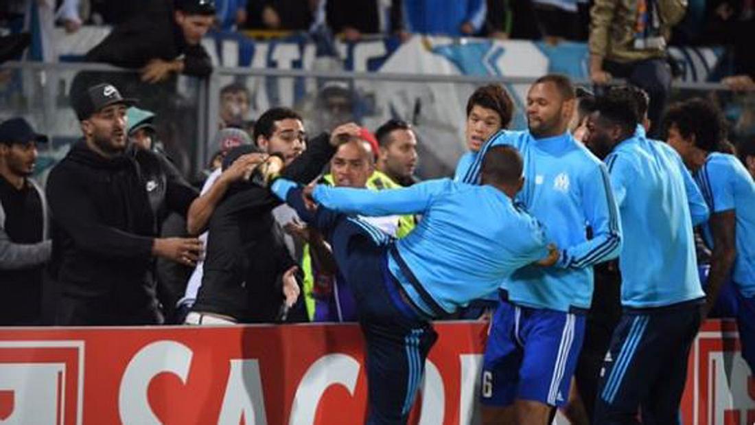 Brutaler Ausraster: Fußballstar Evra tritt Fan gegen den Kopf