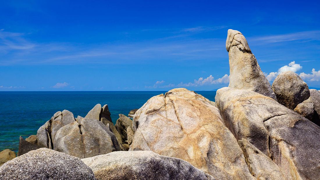 Touristin sorgte für Furore als sie sich nackt an heiligem „Penis“-Felsen reibt Touristin sorgte für Furore als sie sich nackt an heiligem „Penis“-Felsen reibt