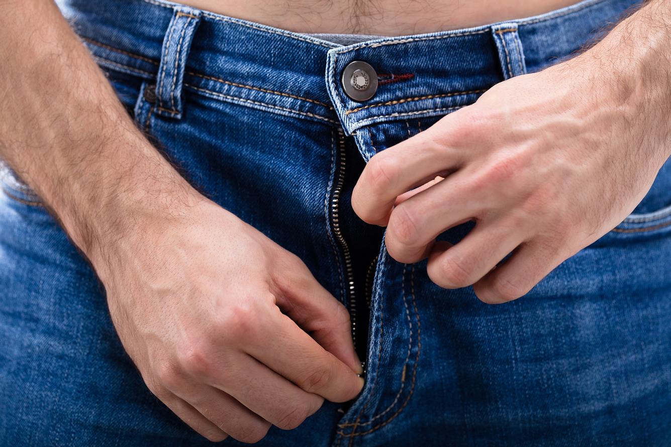 Studie: So beeinflusst die Penis-Länge das Gehalt Mann öffnet Hosenschlitz
