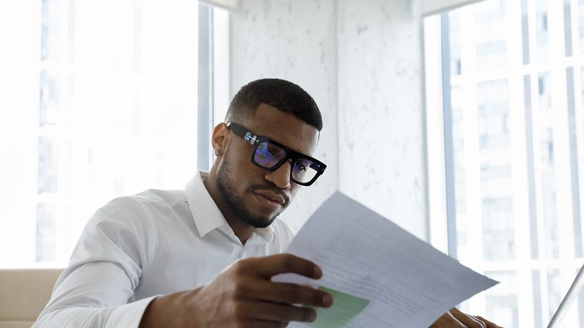 Persönlichkeitsentwicklung: Mann am Schreibtisch - Foto: iStock/fizkes