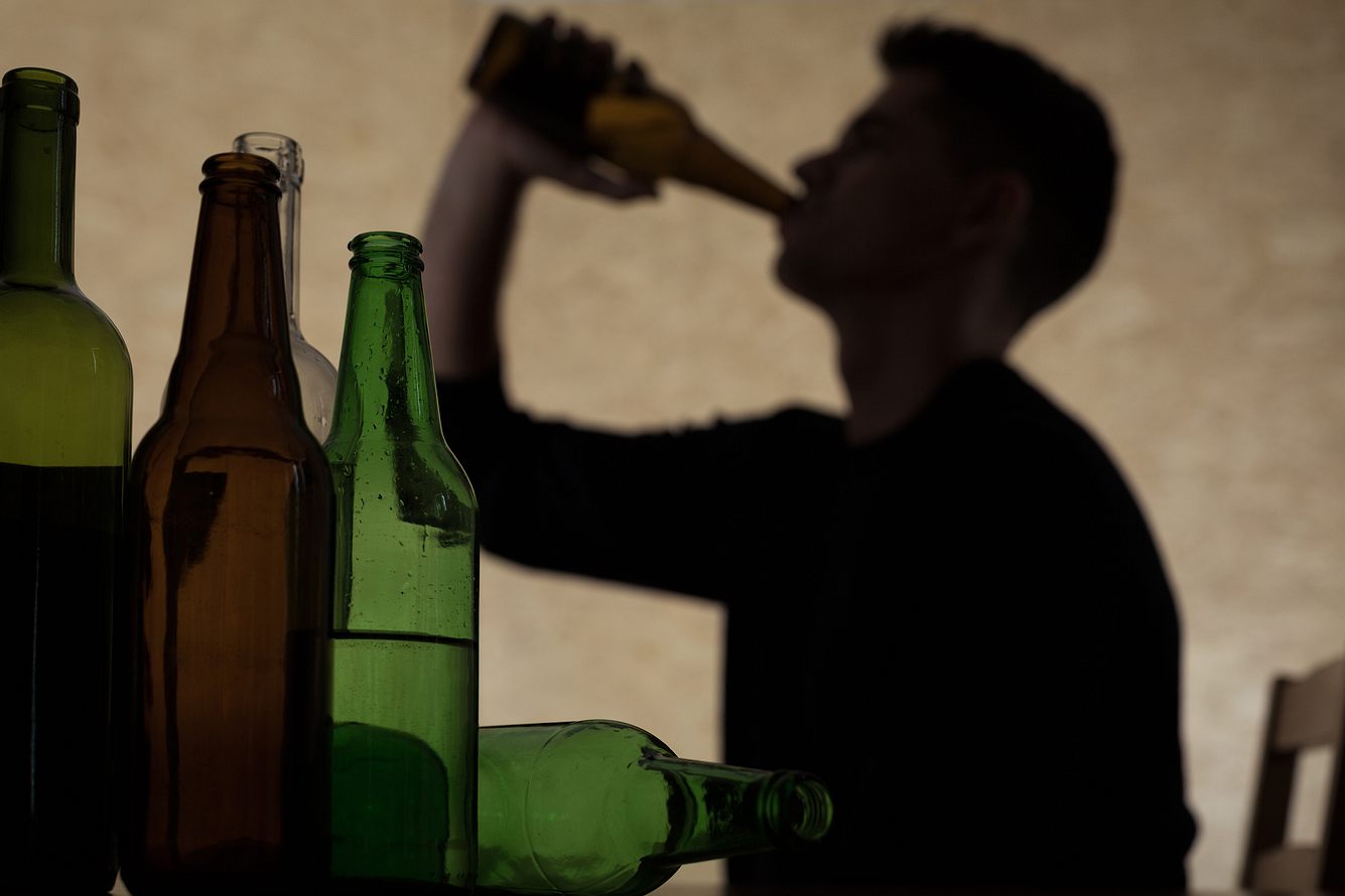 Person trinkt Alkohol Person trinkt Alkohol