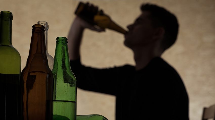 Person trinkt Alkohol - Foto: iStock / KatarzynaBialasiewicz